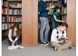 图书馆看书学习的外国学生高清图片