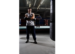 训练打沙袋的男性拳击运动员高清图片