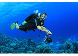 拍摄珊瑚的潜水员